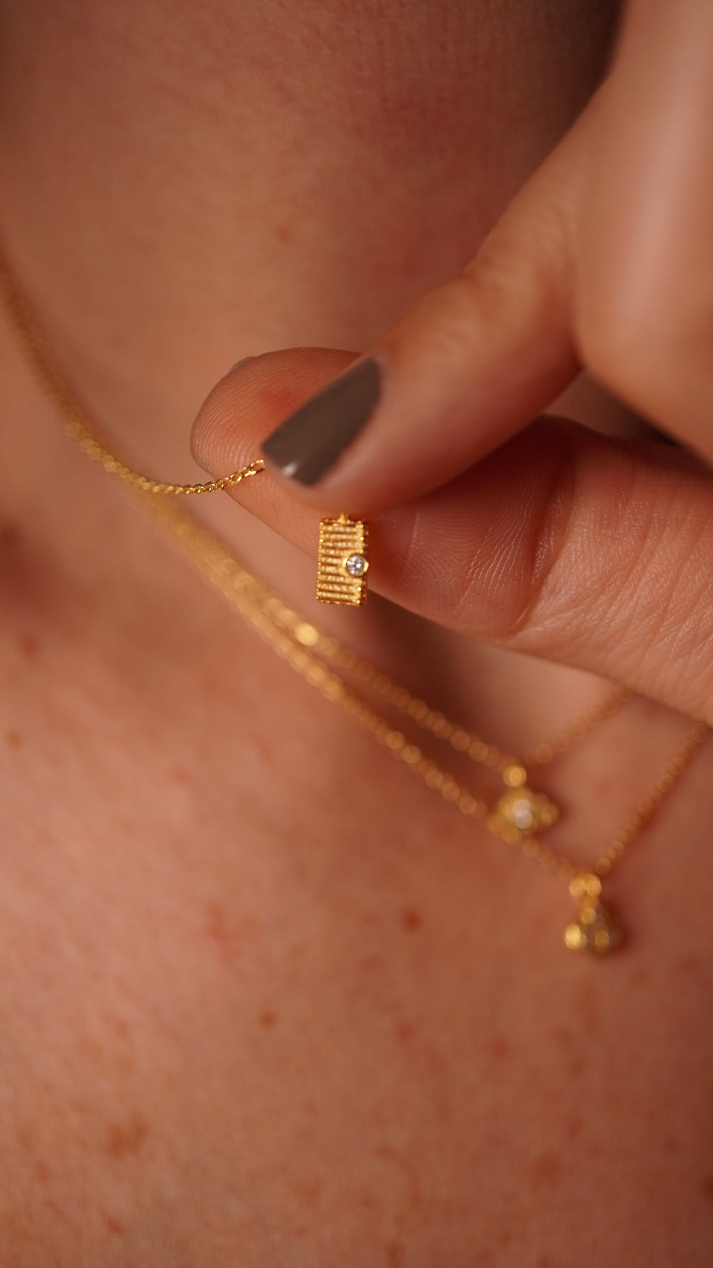 Necklet Dikdörtgen Tek Taşlı Kolye