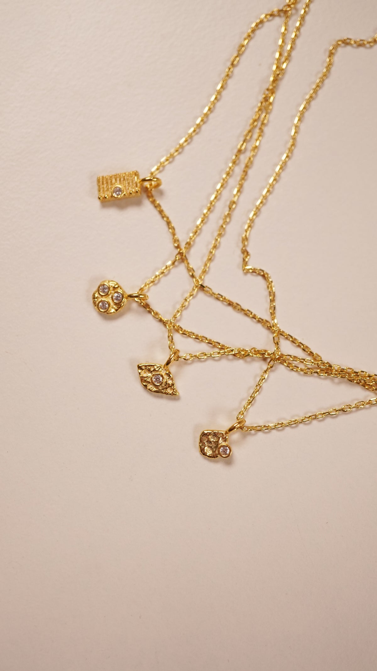 Necklet Yuvarlak Üç Taşlı Kolye